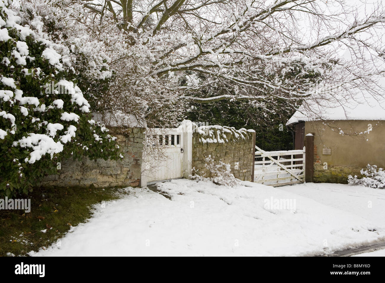 Street view del cancello anteriore nella neve Foto Stock