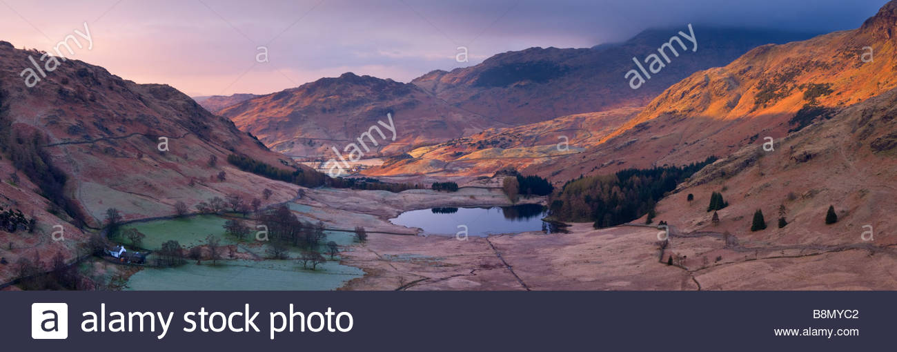 Vista in elevazione del Blea Tarn, Parco Nazionale del Distretto dei Laghi, Cumbria, Inghilterra, Regno Unito. Foto Stock