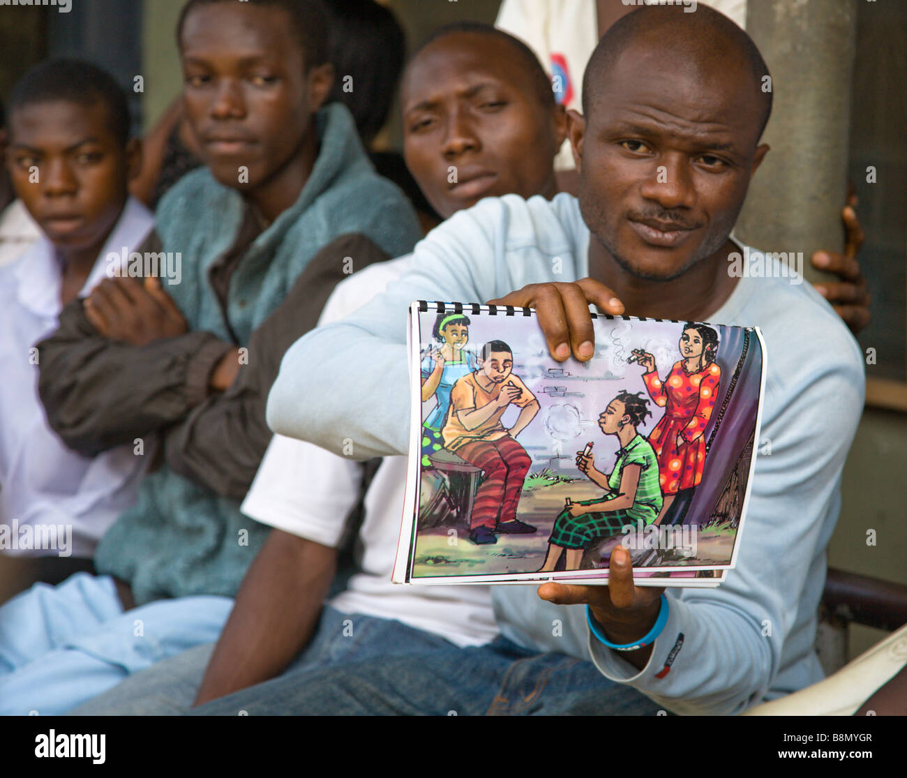 Un giovane uomo a Lagos, in Nigeria, i colloqui ernestly al suo fuori-di-scuola i colleghi circa la prevenzione dell HIV. Foto Stock