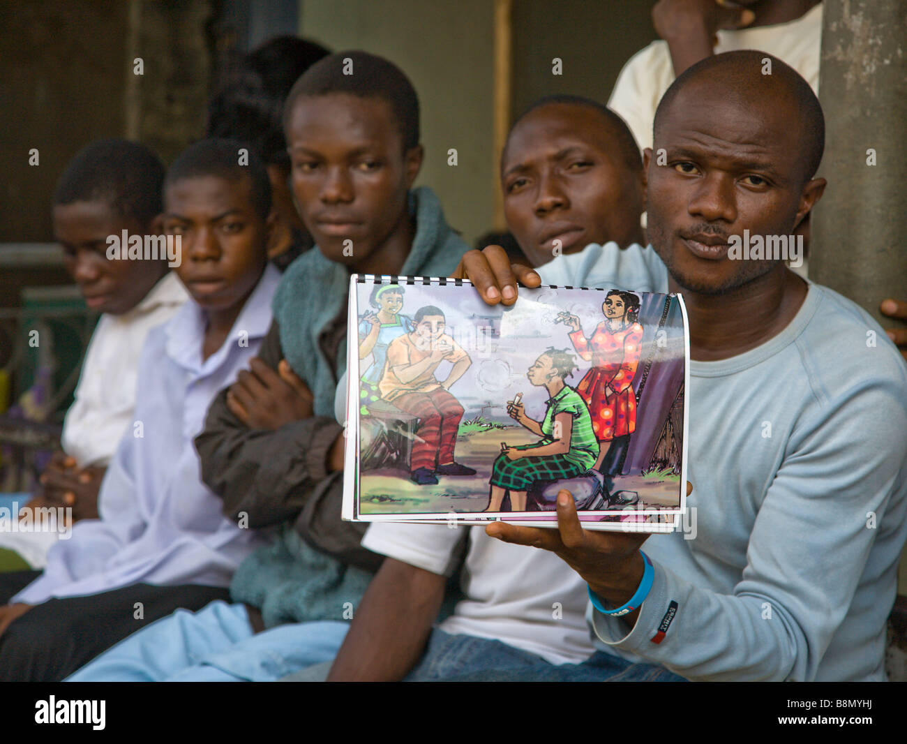 Un giovane uomo a Lagos, in Nigeria, i colloqui ernestly al suo fuori-di-scuola i colleghi circa la prevenzione dell HIV. Foto Stock