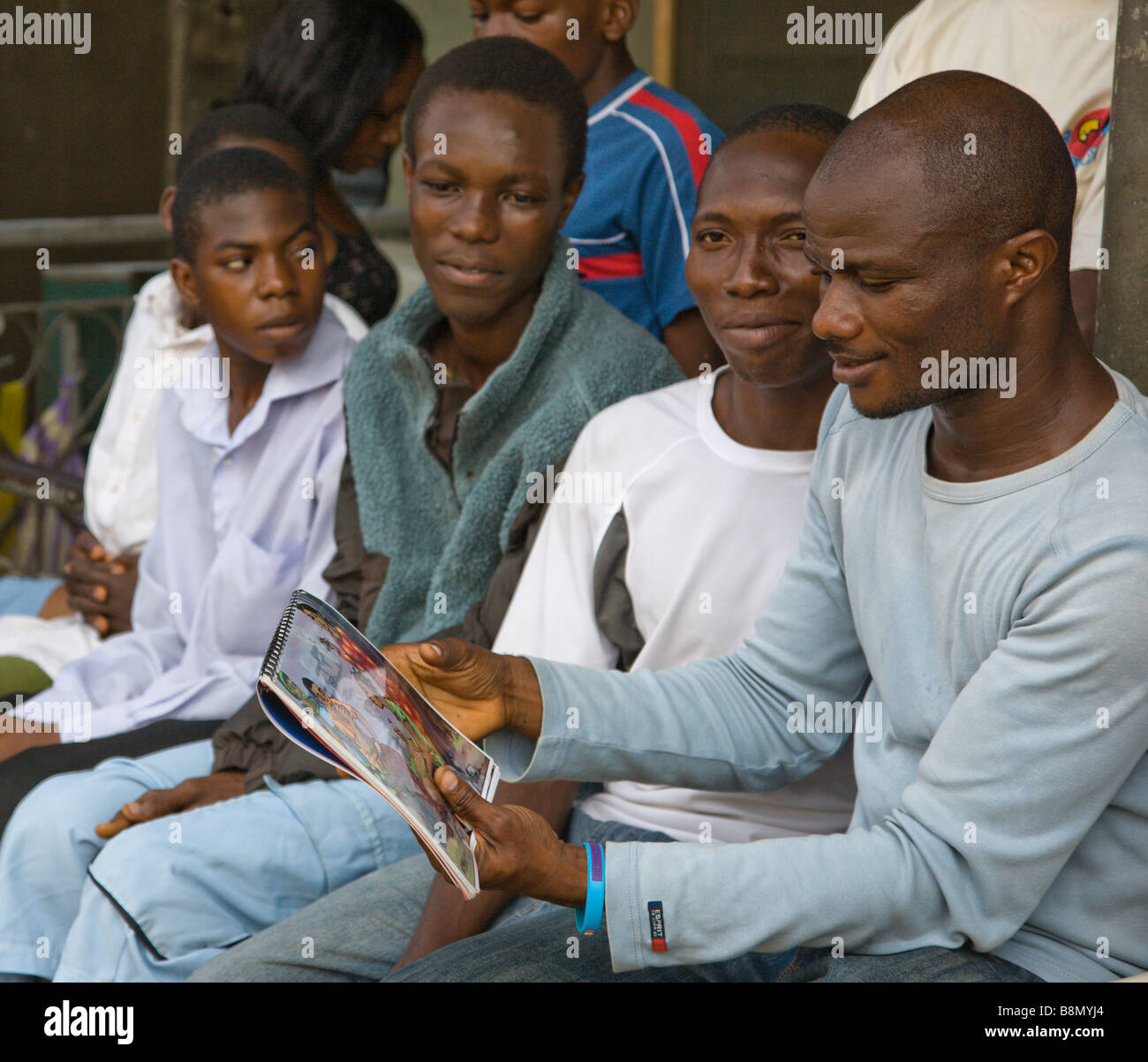 Un giovane uomo a Lagos, in Nigeria, i colloqui ernestly al suo fuori-di-scuola i colleghi circa la prevenzione dell HIV. Foto Stock