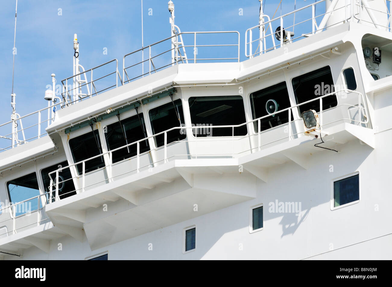 Close-up della parte esterna di una nave mostrante ponte windows sulla sovrastruttura Foto Stock