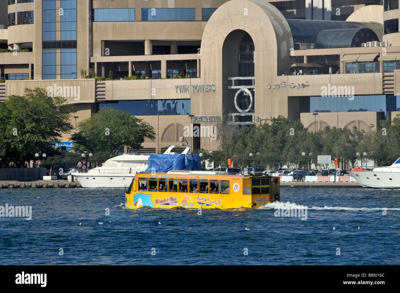 Dubai Creek Amphibious tour in barca autobus e waterfront passando Twin Towers Centro shopping Foto Stock