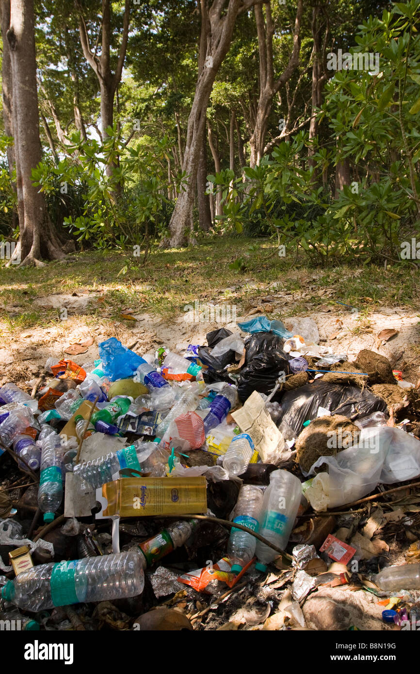 India Andamane e Nicobare Havelock island Radha Nagar numero 7 spiaggia di plastica per lo smaltimento dei rifiuti il problema Foto Stock