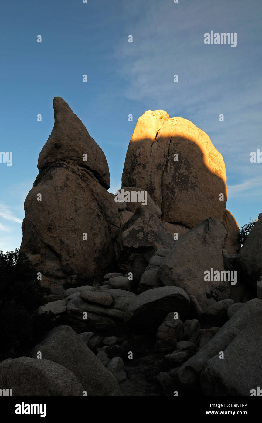 Tre arrampicatori l uomo e la donna sempre pronto a scendere dalla parte superiore di un pinnacolo di roccia Hidden Valley Joshua Tree National Park Foto Stock