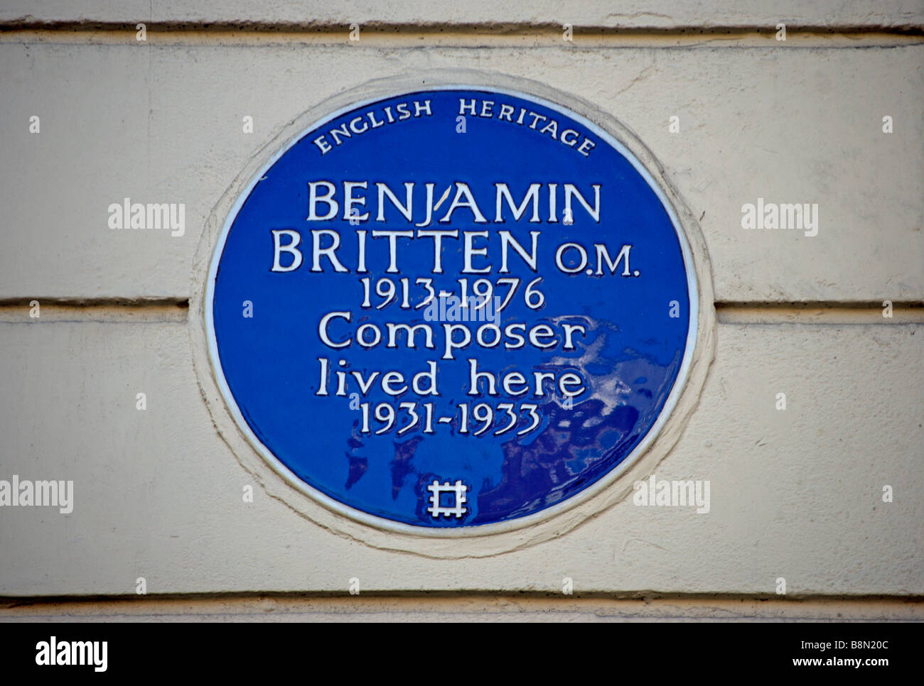 English Heritage targa blu segnando una ex casa del compositore Benjamin Britten, cromwell road, Londra, Inghilterra Foto Stock