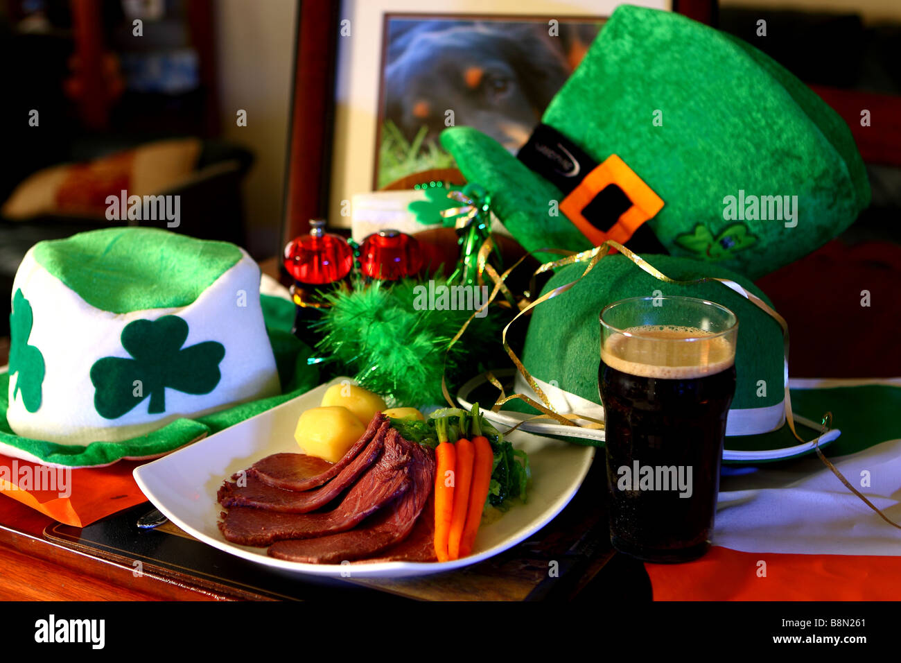 San Patricks giorno cibo corned manzo, cavolo, carote e patate bollite Foto Stock