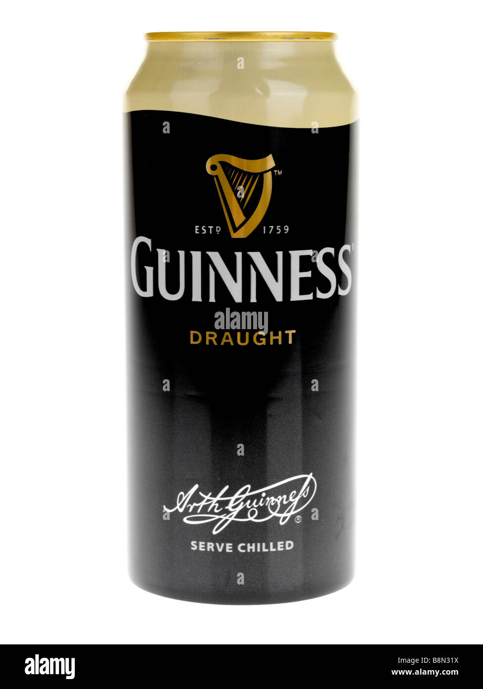 Può essere di marca o di stagno di Guinness birra Stout isolata contro uno sfondo bianco con nessun popolo e un tracciato di ritaglio Foto Stock