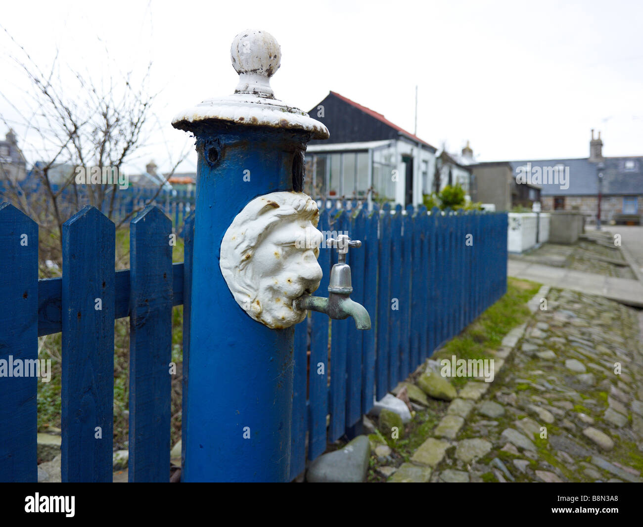 Ornato rubinetto di acqua con una testa di leone presso il villaggio di Foodee, Aberdeen, Scozia Foto Stock