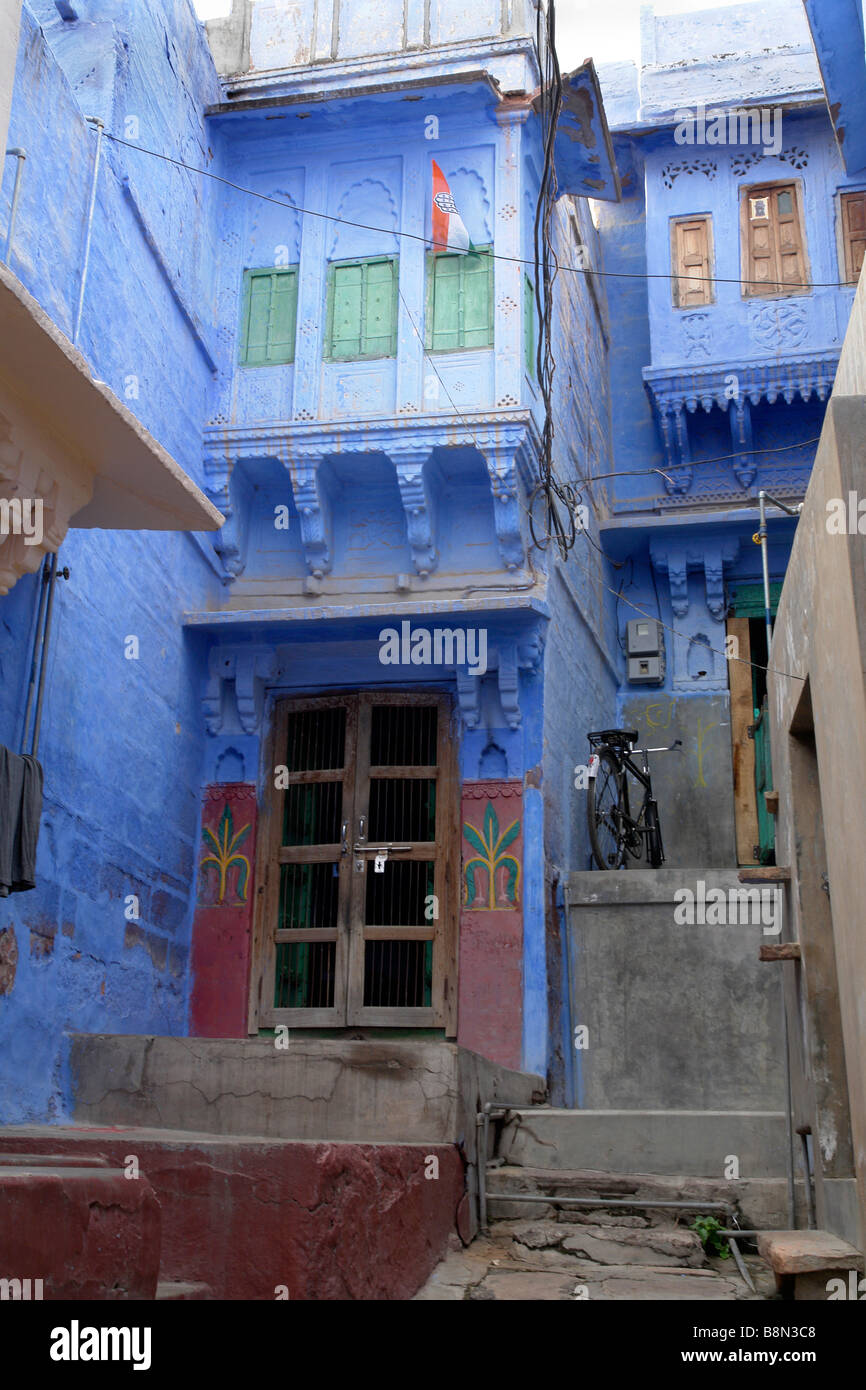 Indiana tradizionale dipinto di blu casa bramino nelle stradine della città vecchia Foto Stock