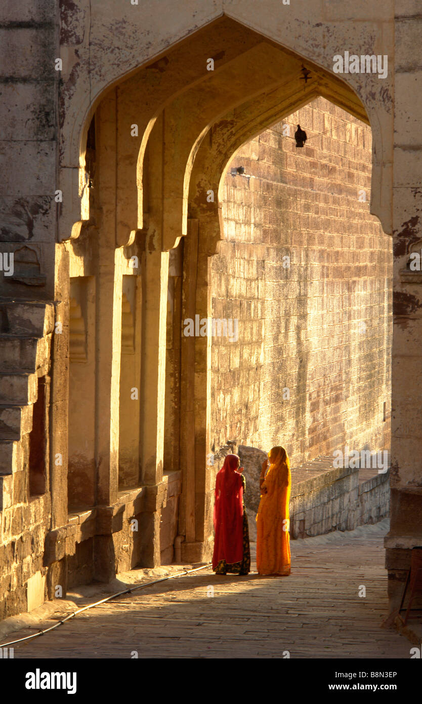 Due donne indiane in abito tradizionale al fort a jodhpur dalla luce della sera Foto Stock