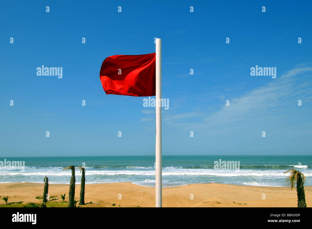 Bandiera rossa volando ad una spiaggia avviso di non entrare in acqua, Gambia, Africa occidentale Foto Stock