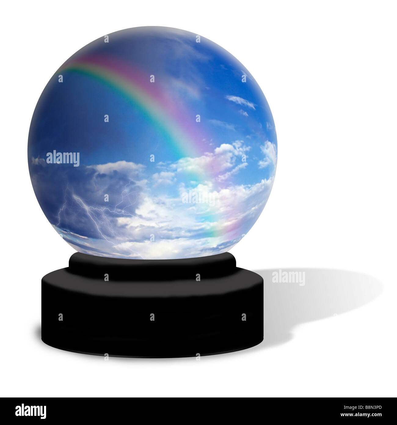 Una sfera di cristallo su uno sfondo bianco il mondo contiene un imbiancamento sky con un arcobaleno che appaiono sopra le nuvole di tuono Foto Stock