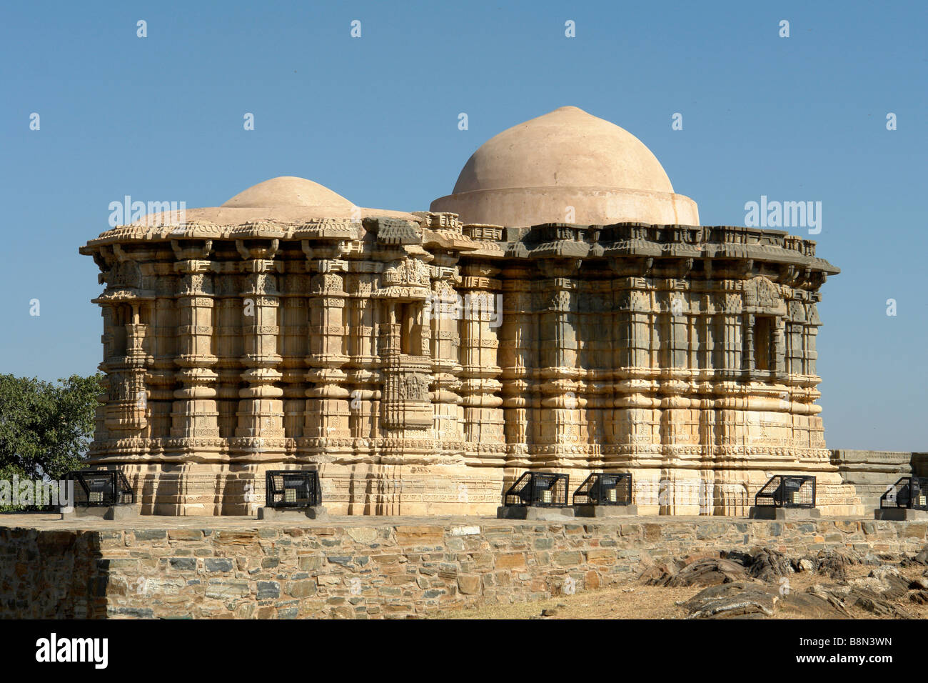 Scolpito in pietra arenaria tempio edificio entro le pareti a kumbalgarh Foto Stock