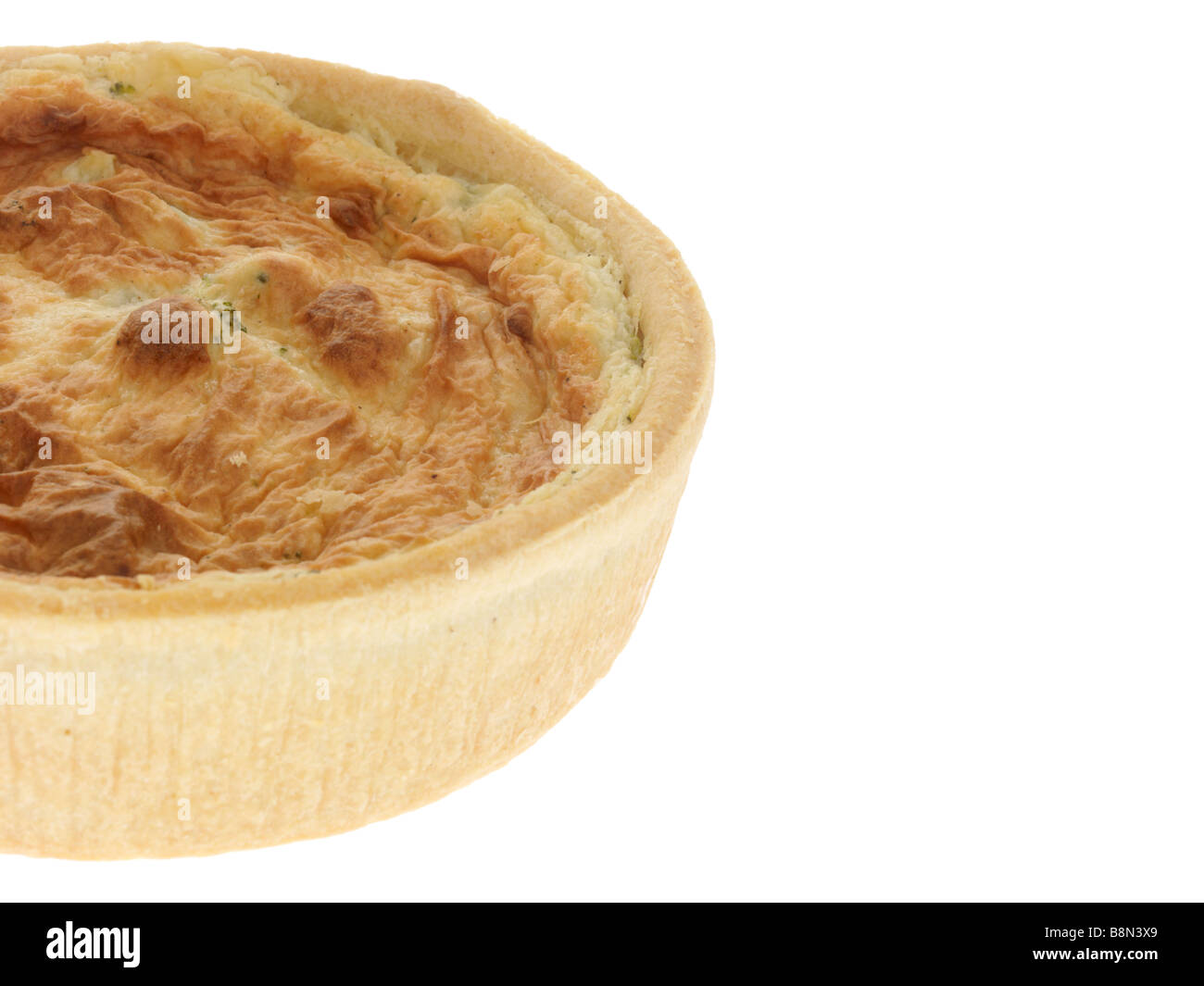Pane appena sfornato vegetariano Broccoli e formaggio gruviera Tartlet singoli isolati contro uno sfondo bianco con nessun popolo e un tracciato di ritaglio Foto Stock
