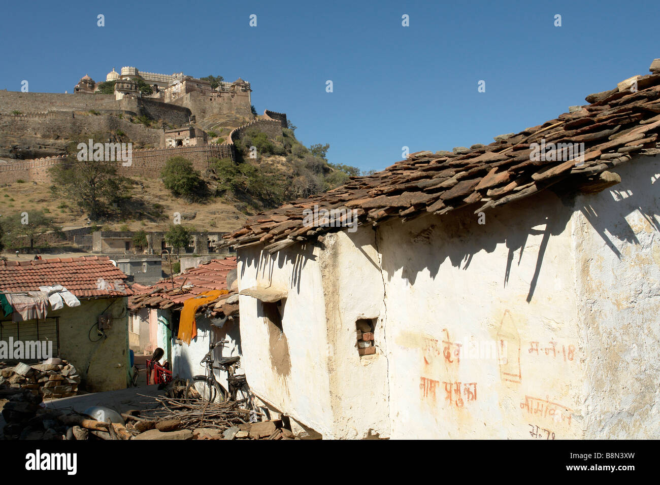 Villaggio kumbhalgarh scena con il forte su di una collina nella distanza Foto Stock