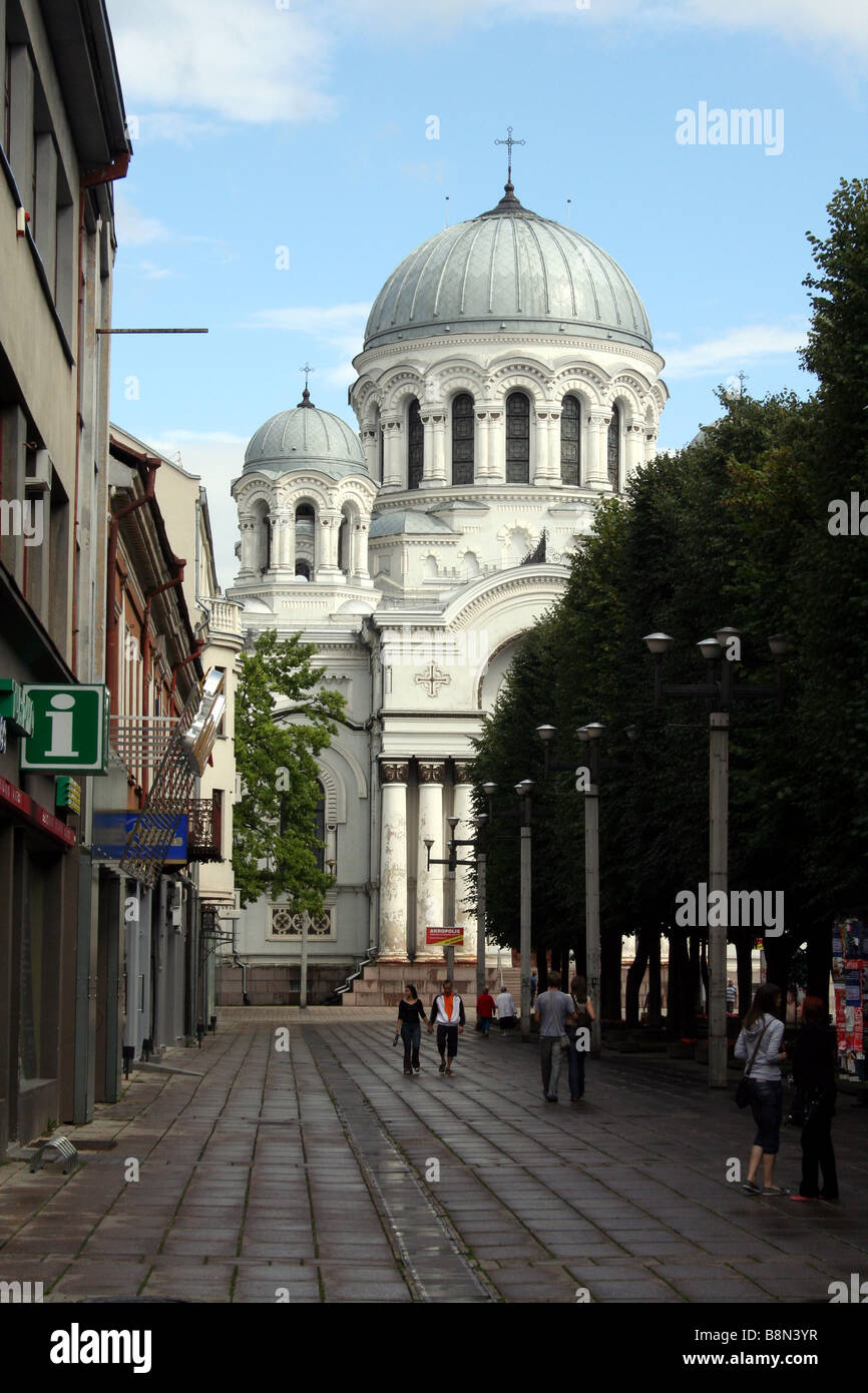 Chiesa di San Michele Arcangelo e Laisvės Alėja (Libertà Avenue) a Kaunas in Lituania Foto Stock