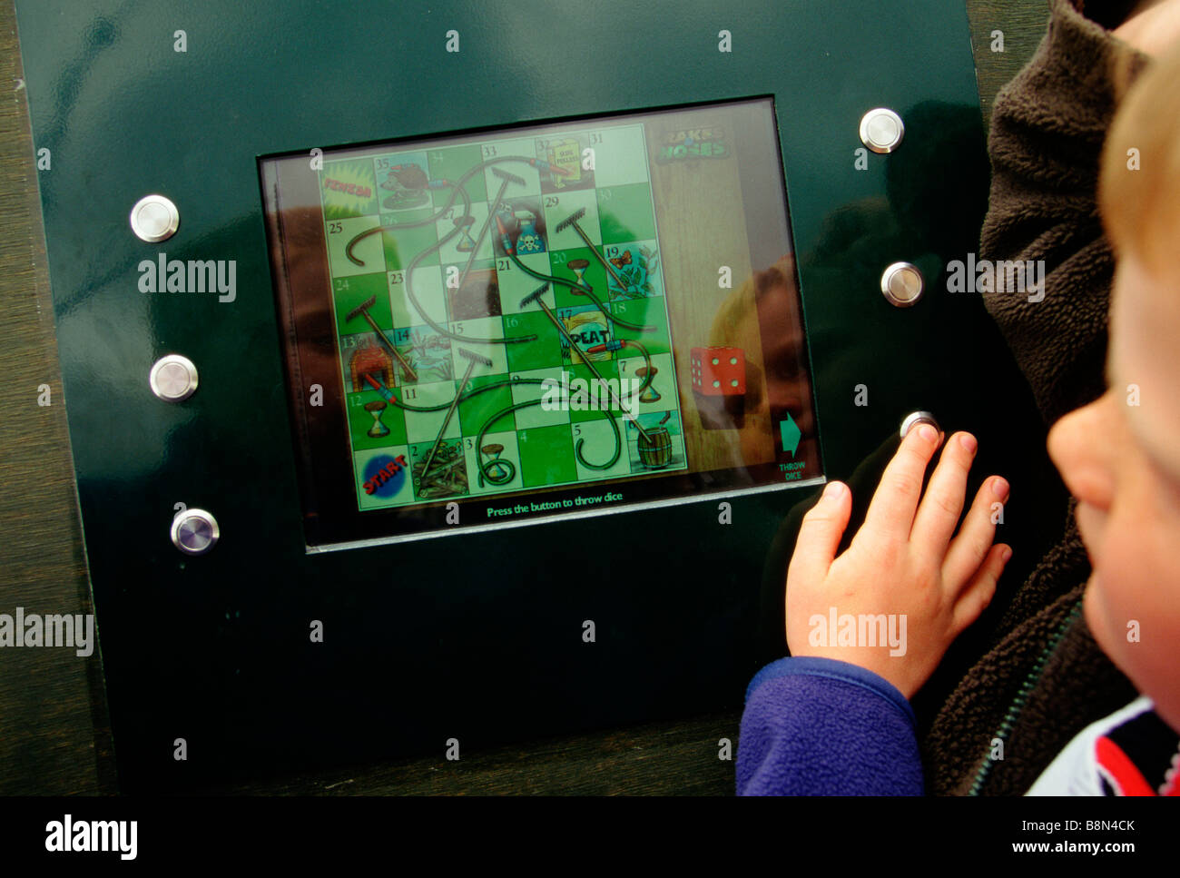 Wetlands & Wildfowl Trust, Londra, Regno Unito  I bambini giocano su un display interattivo nella zona giardino sostenibile. Foto Stock