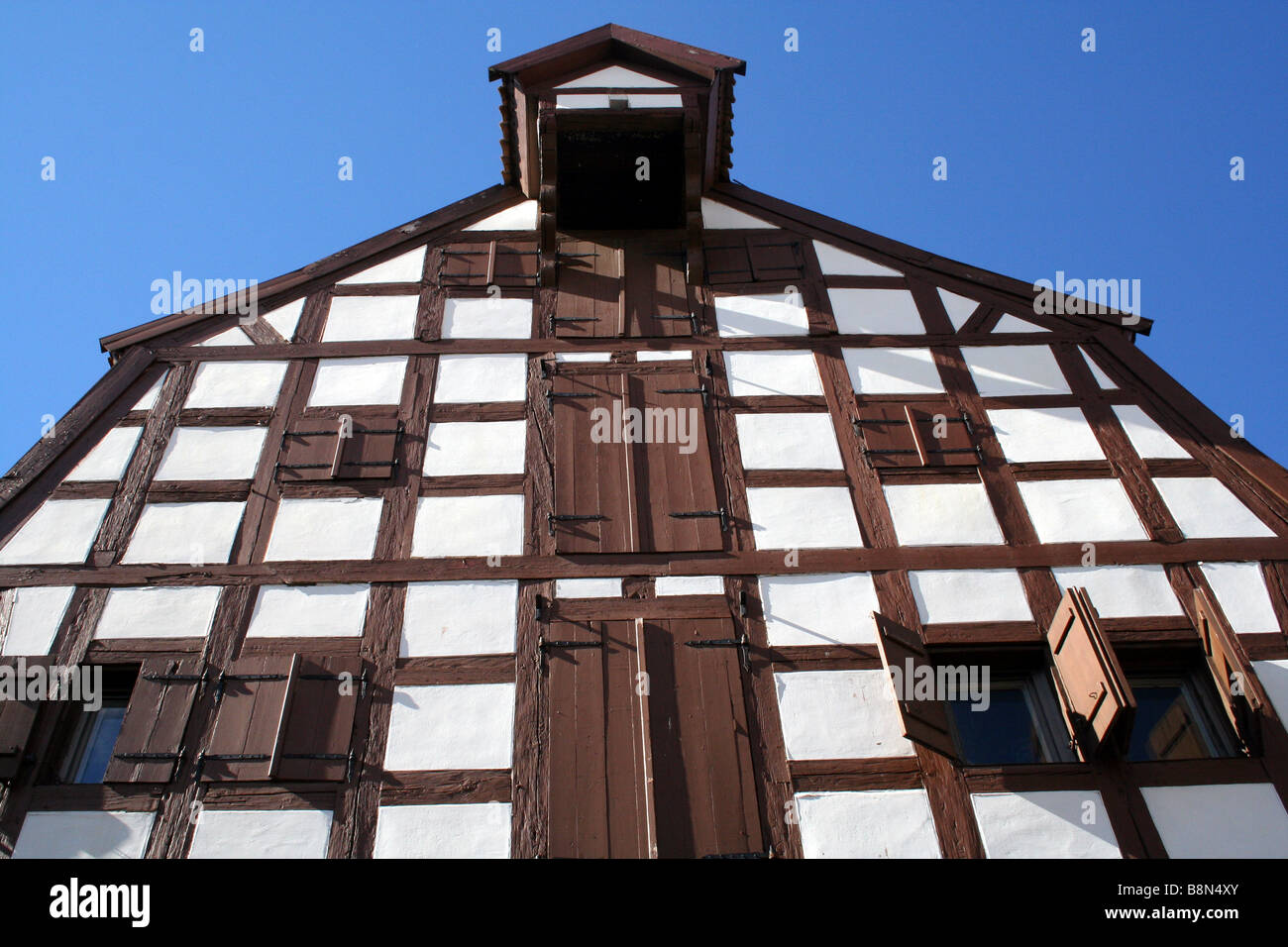 Edificio tradizionale con ante e gru in lituano di città portuale di Klaipeda Foto Stock