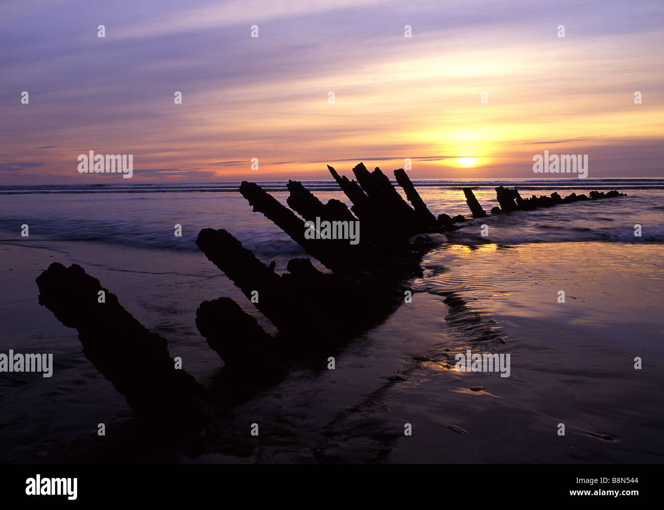 Naufragio su Cefn Sidan sabbie al tramonto vicino a Pembrey Carmarthen Bay Carmarthenshire West Wales UK Foto Stock