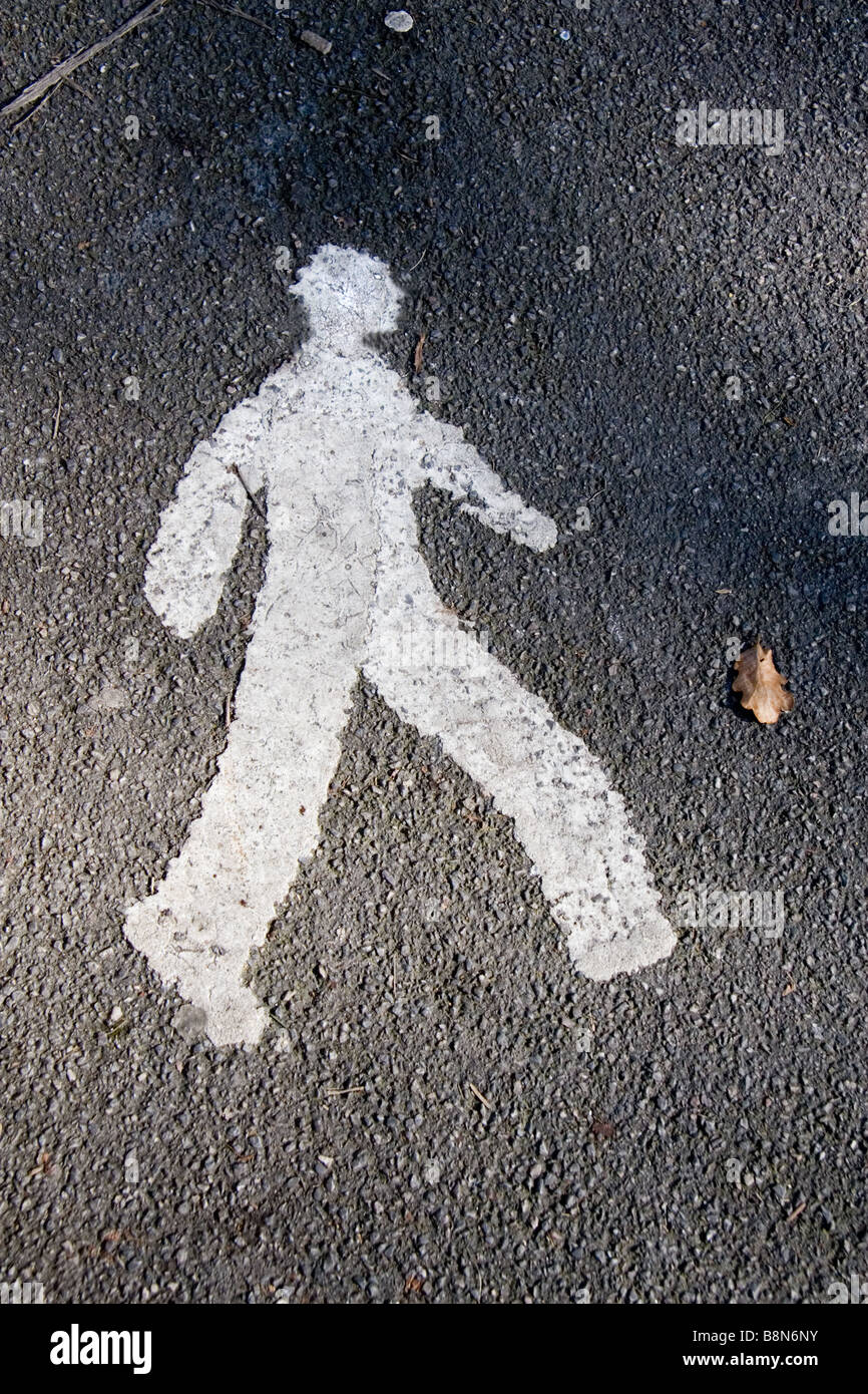 Strada pedonale figura con regolati digitalmente ritratto di testa e caduto foglie di quercia Foto Stock