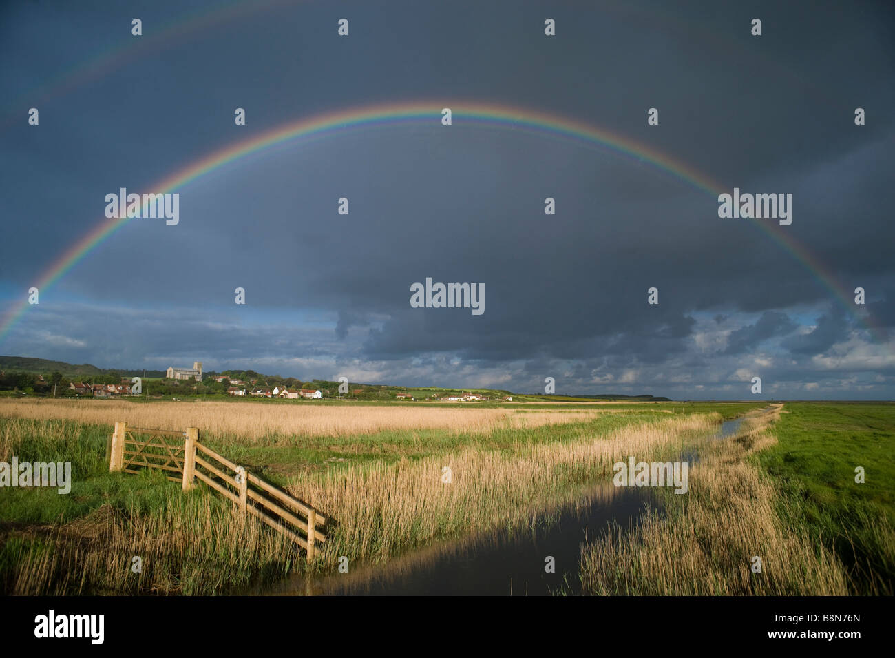 Rainbow su Salthouse North Norfolk può Foto Stock