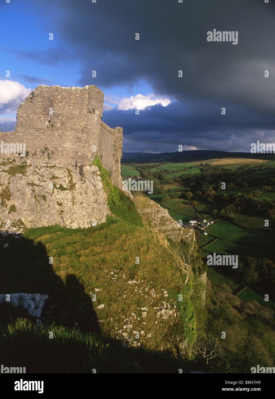 Carreg Cennen trappola castello vicino a Llandeilo Parco Nazionale di Brecon Beacons Carmarthenshire West Wales UK Foto Stock