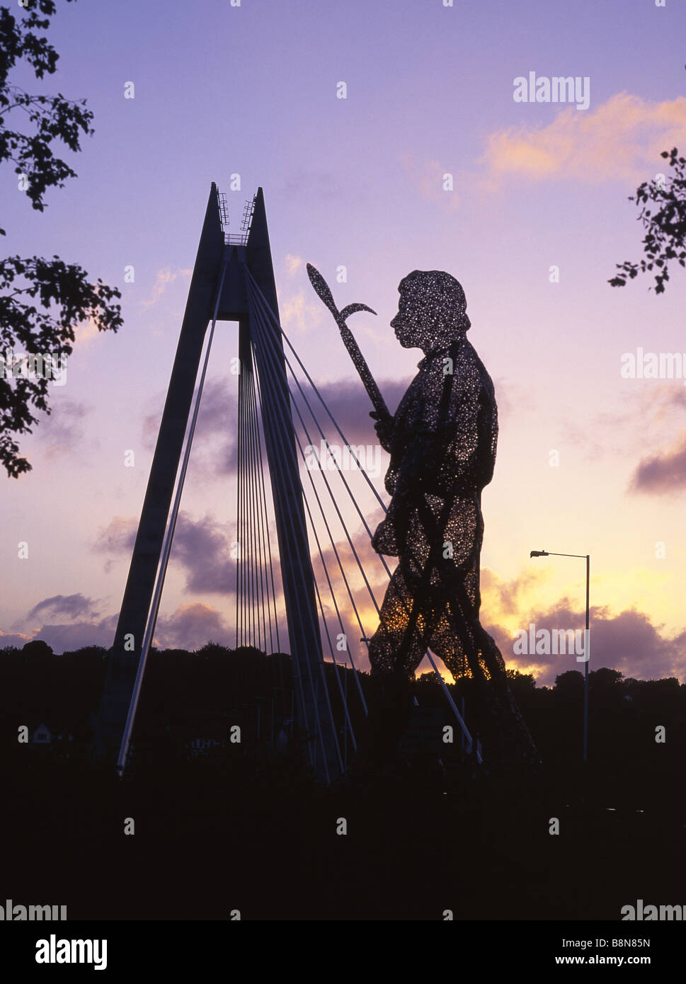 Chartist statua e ponte al tramonto Blackwood Caerphilly County Wales UK Foto Stock