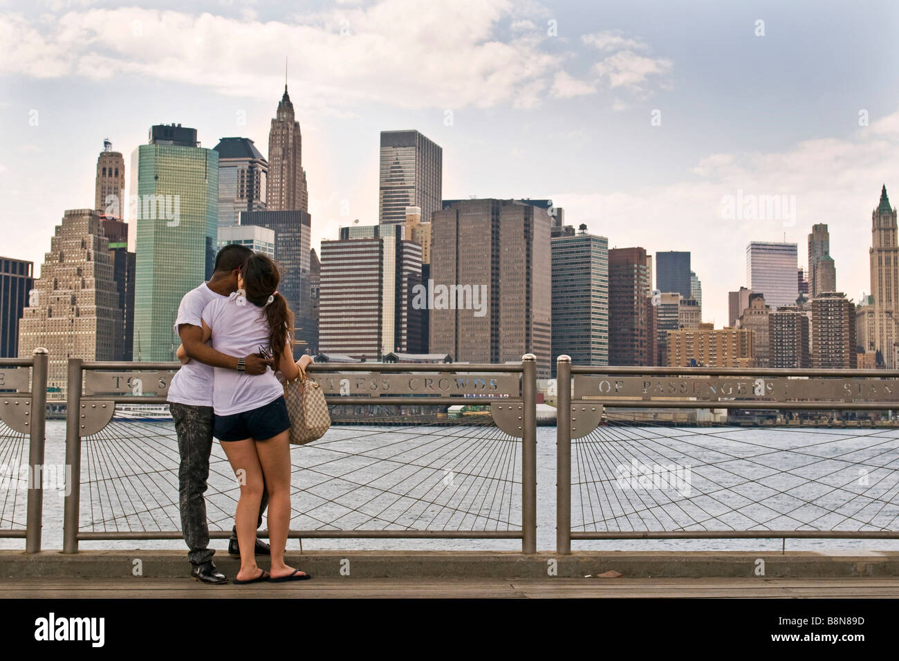 Coppia giovane con lo skyline di Manhattan dietro di loro Foto Stock