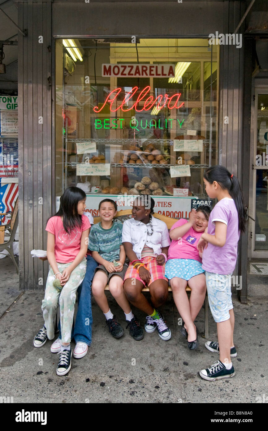Scena di strada nel quartiere italiano di Manhattan conosciuta come Little Italy Foto Stock