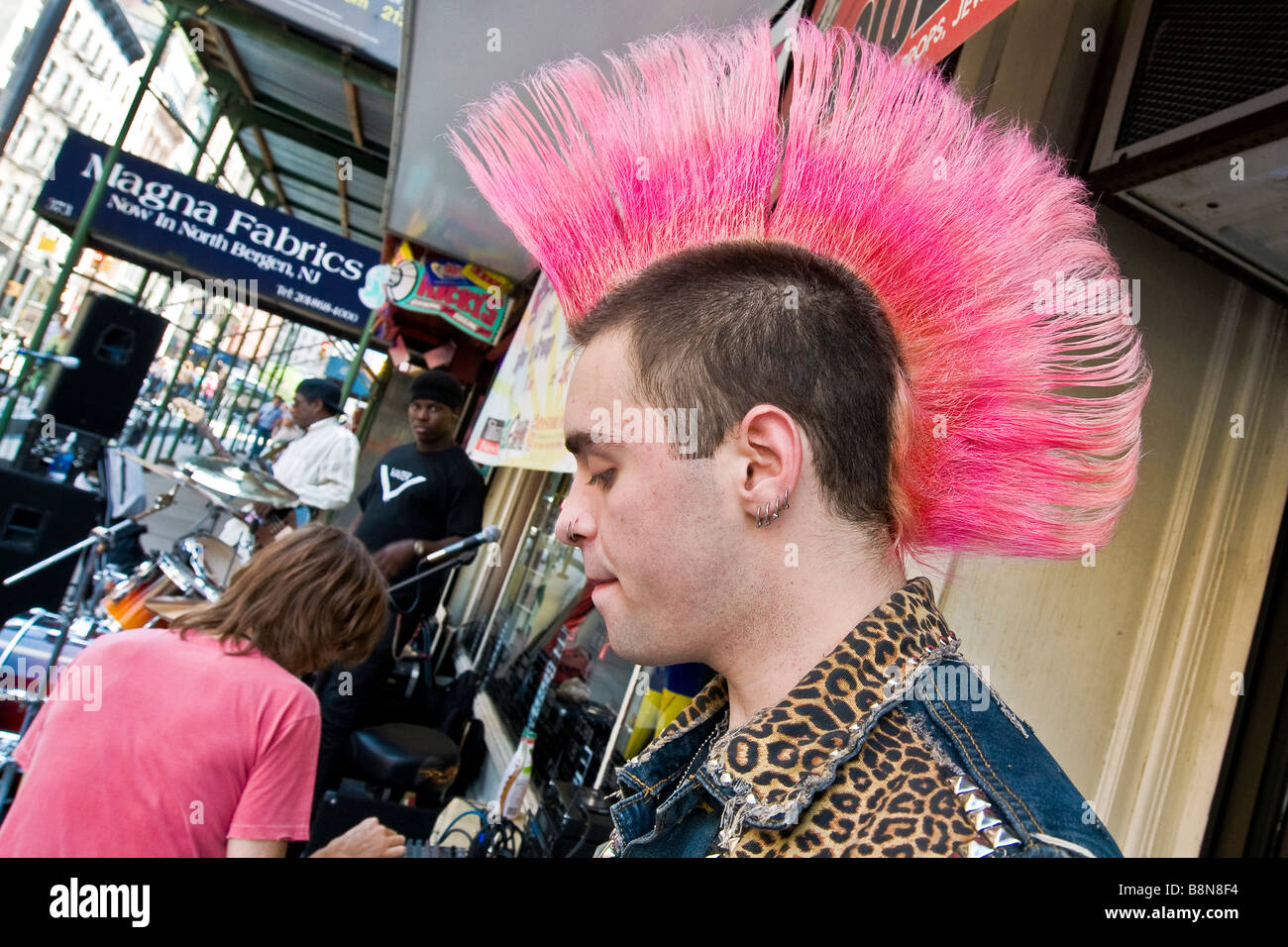 Giovani punk con rosa Mohawk acconciatura Foto Stock