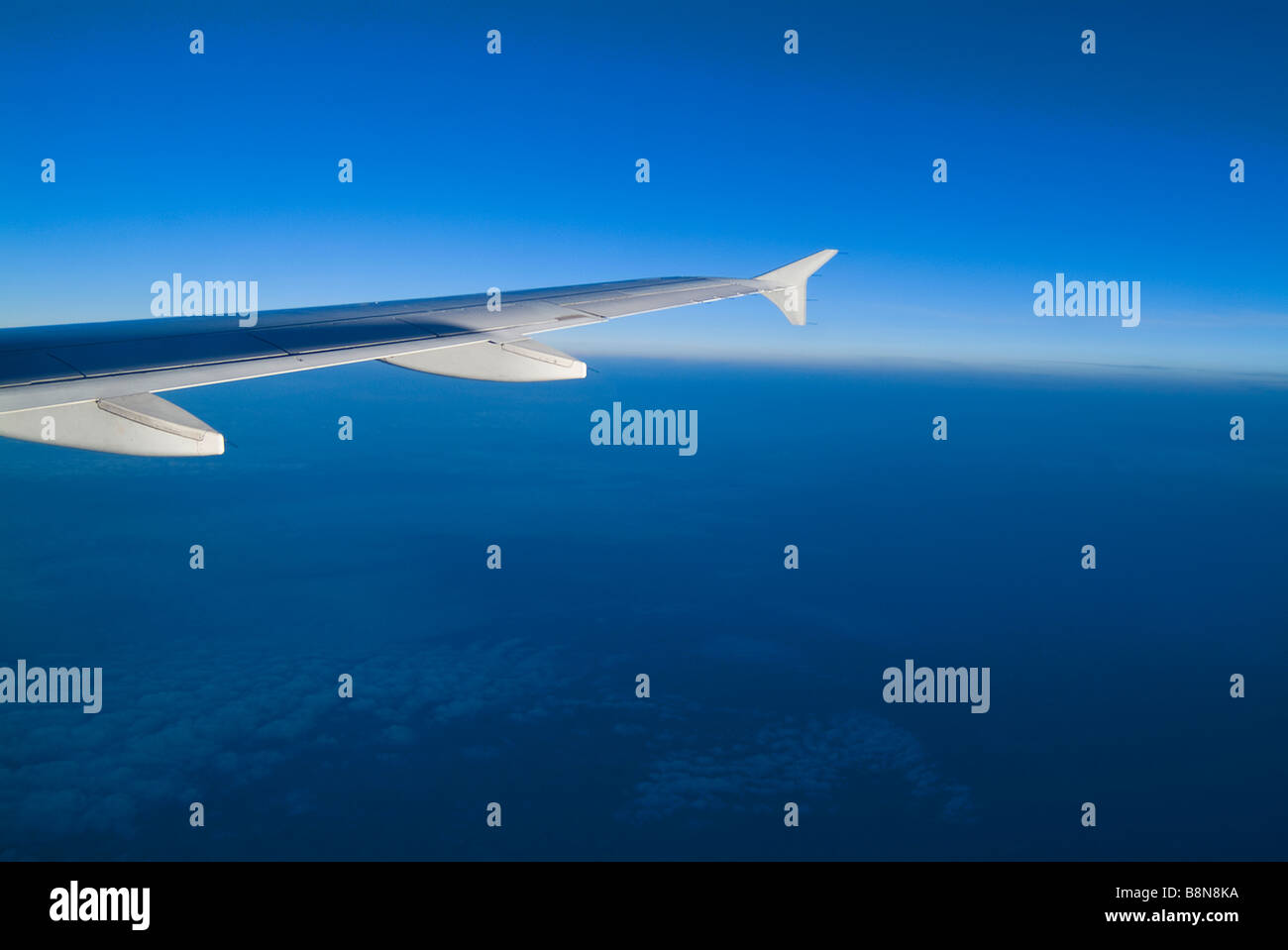 Ala di aeroplano con cielo blu e nuvole & Orizzonte Foto Stock