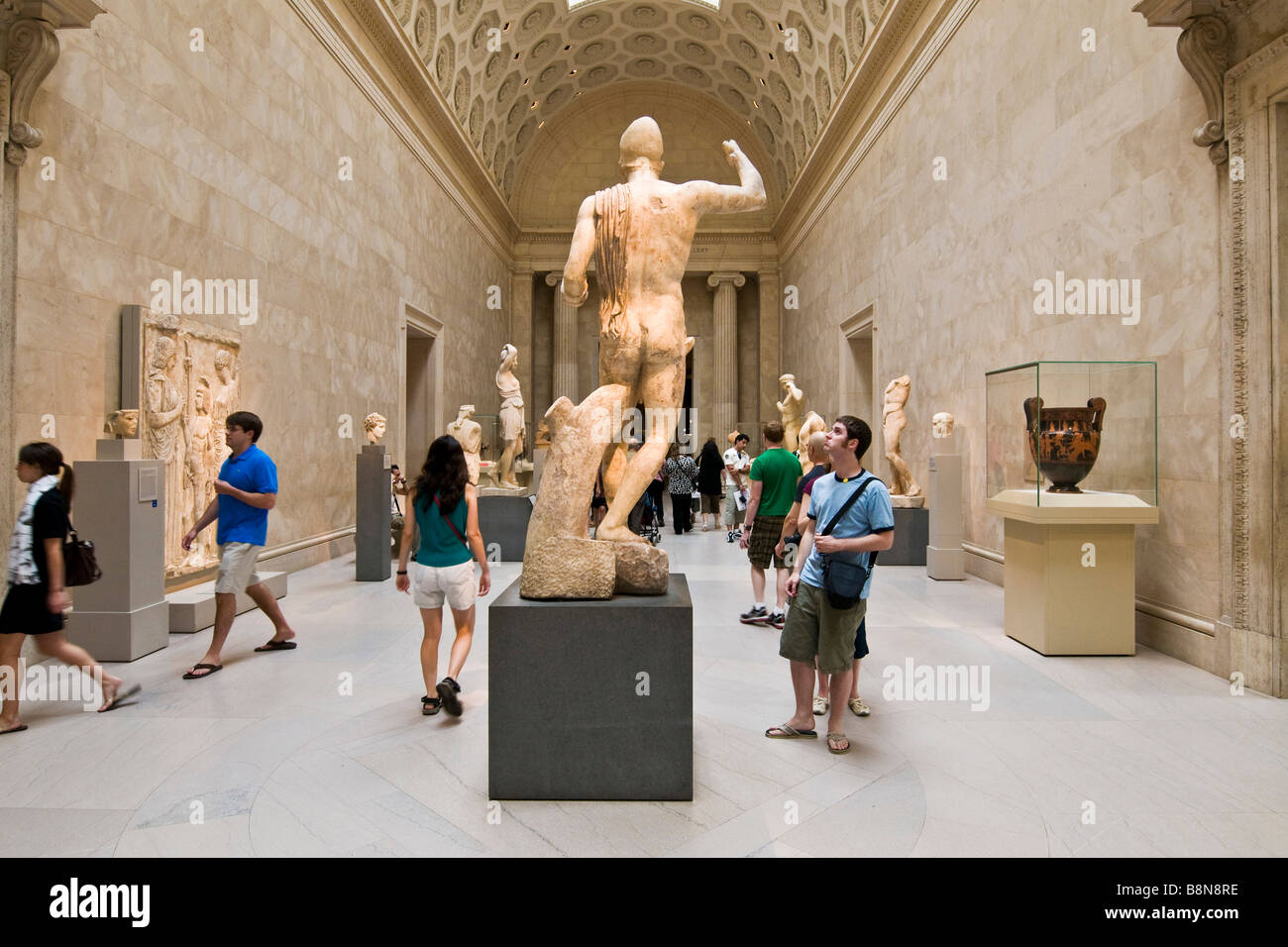 Ai visitatori la visione di una mostra di scultura classica presso il Metropolitan Museum of Art Foto Stock