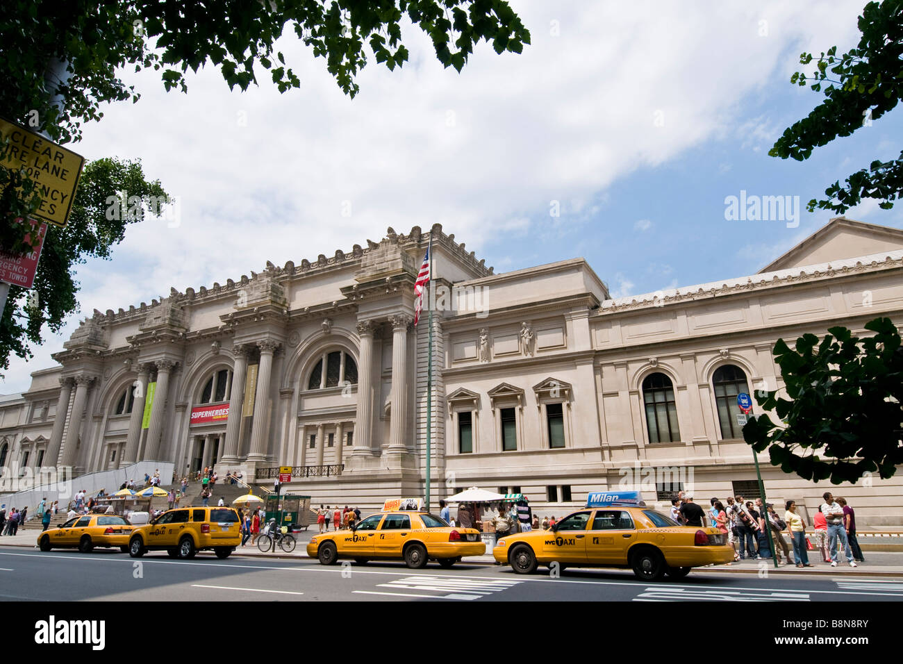 Scena di strada con giallo taxi e le persone al di fuori del Metropolitan Museum of Art Foto Stock
