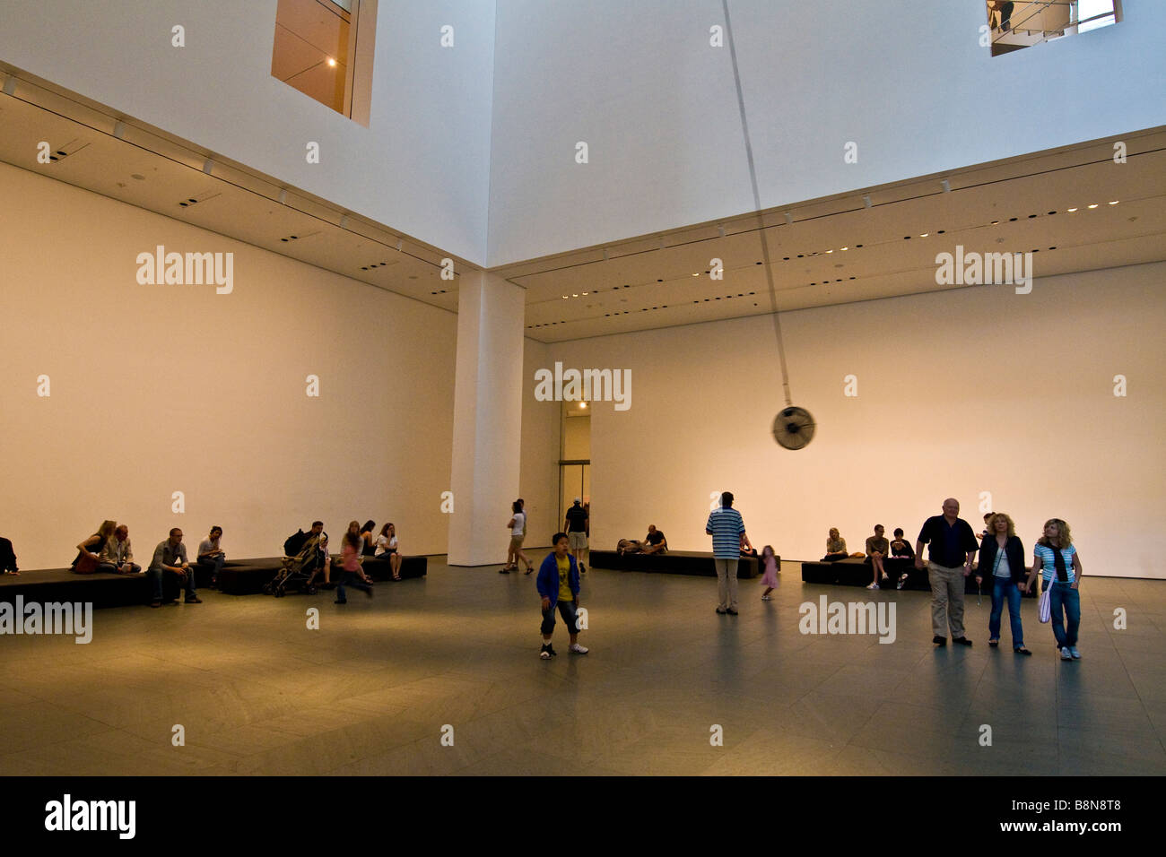 I visitatori del museo di arte moderna Foto Stock