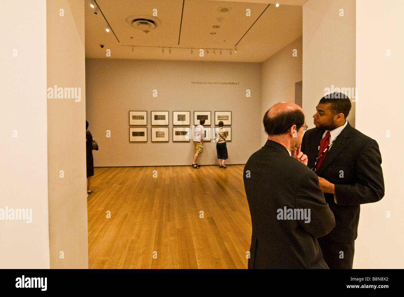 Ai visitatori la visione di una mostra presso il Museo di arte moderna Foto Stock