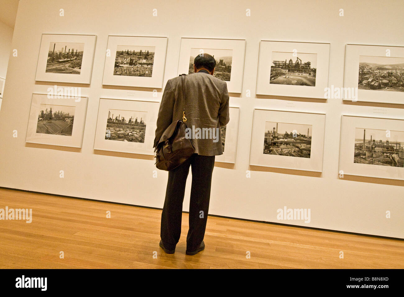 Visitatore la visualizzazione di una mostra presso il Museo di arte moderna Foto Stock