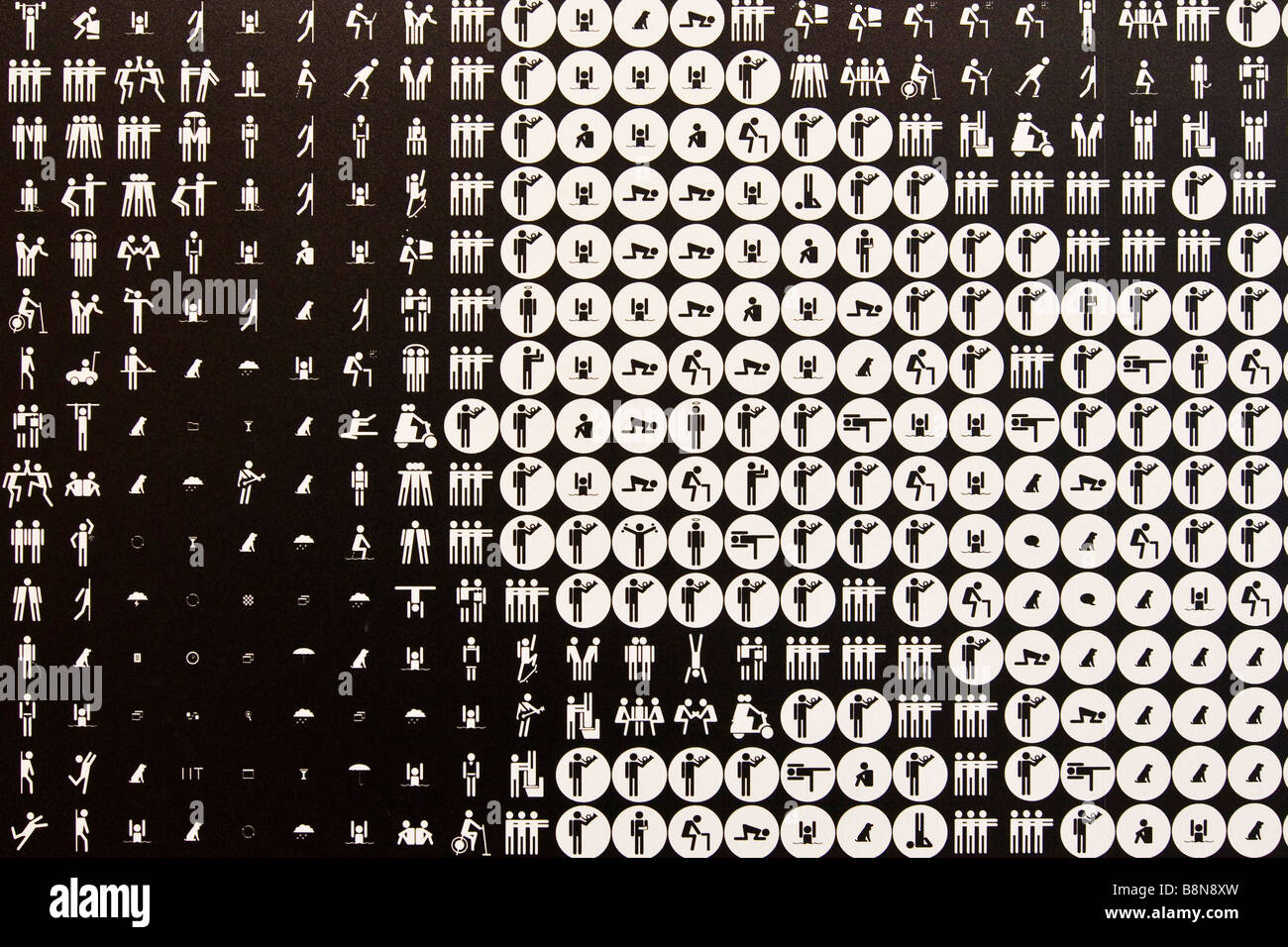 Close up di immagine in bianco e nero composto da numerose figure presso il Museo di arte moderna Foto Stock