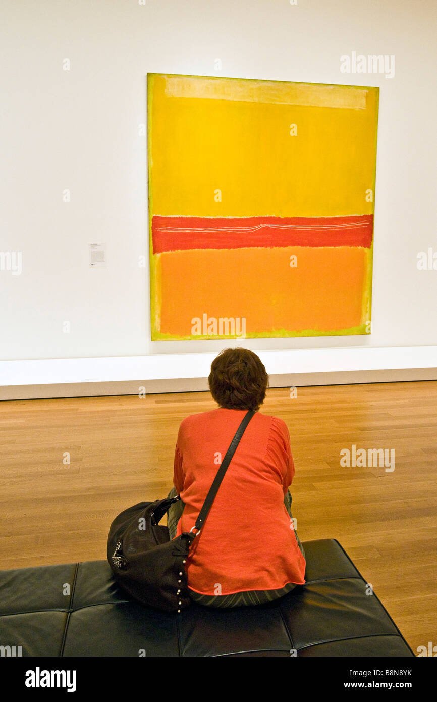 Visitatore la visualizzazione di una mostra presso il Museo di arte moderna Foto Stock