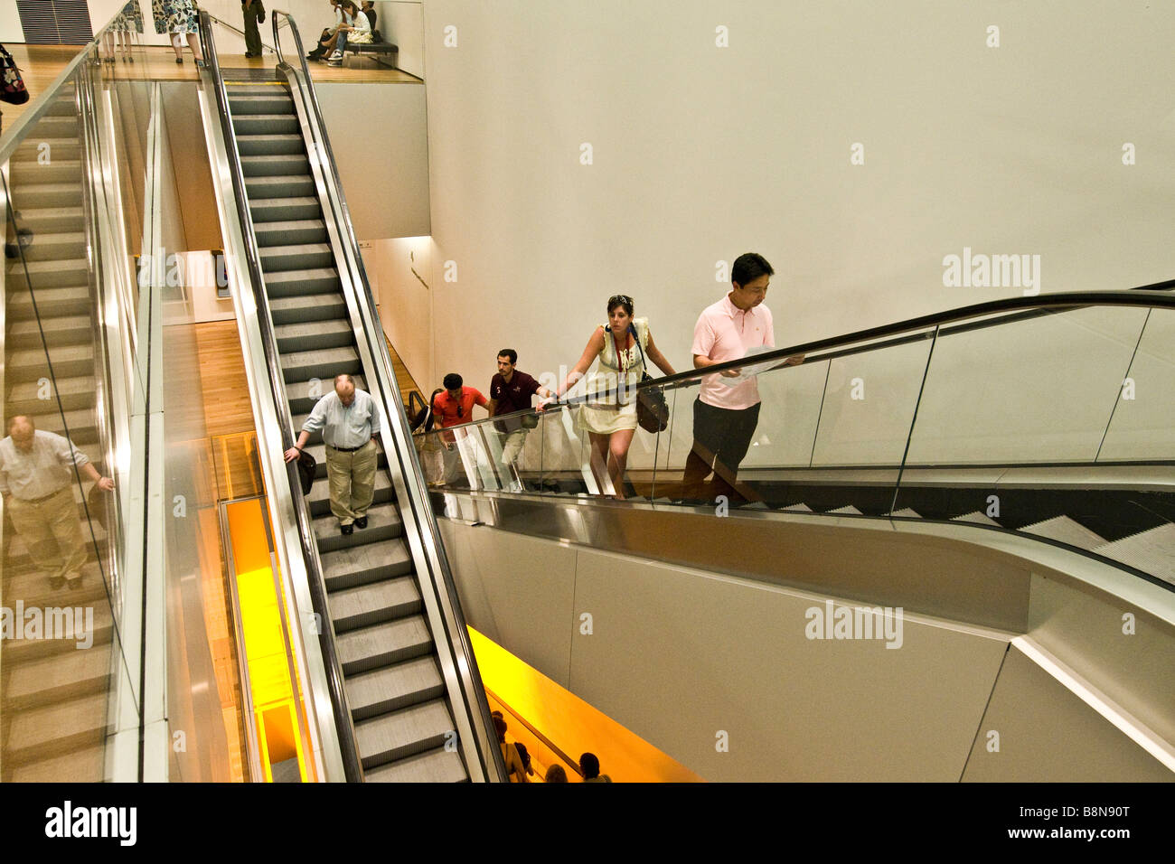 I visitatori del museo di arte moderna sulle scale mobili Foto Stock