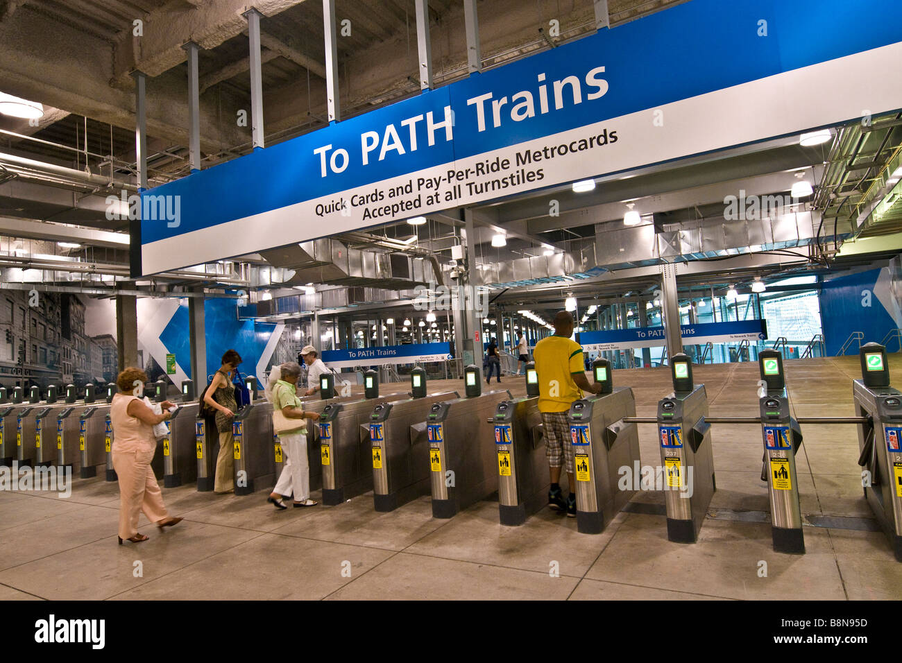 Passeggeri in transito attraverso i tornelli presso il World Trade Centre stazione della metropolitana Foto Stock