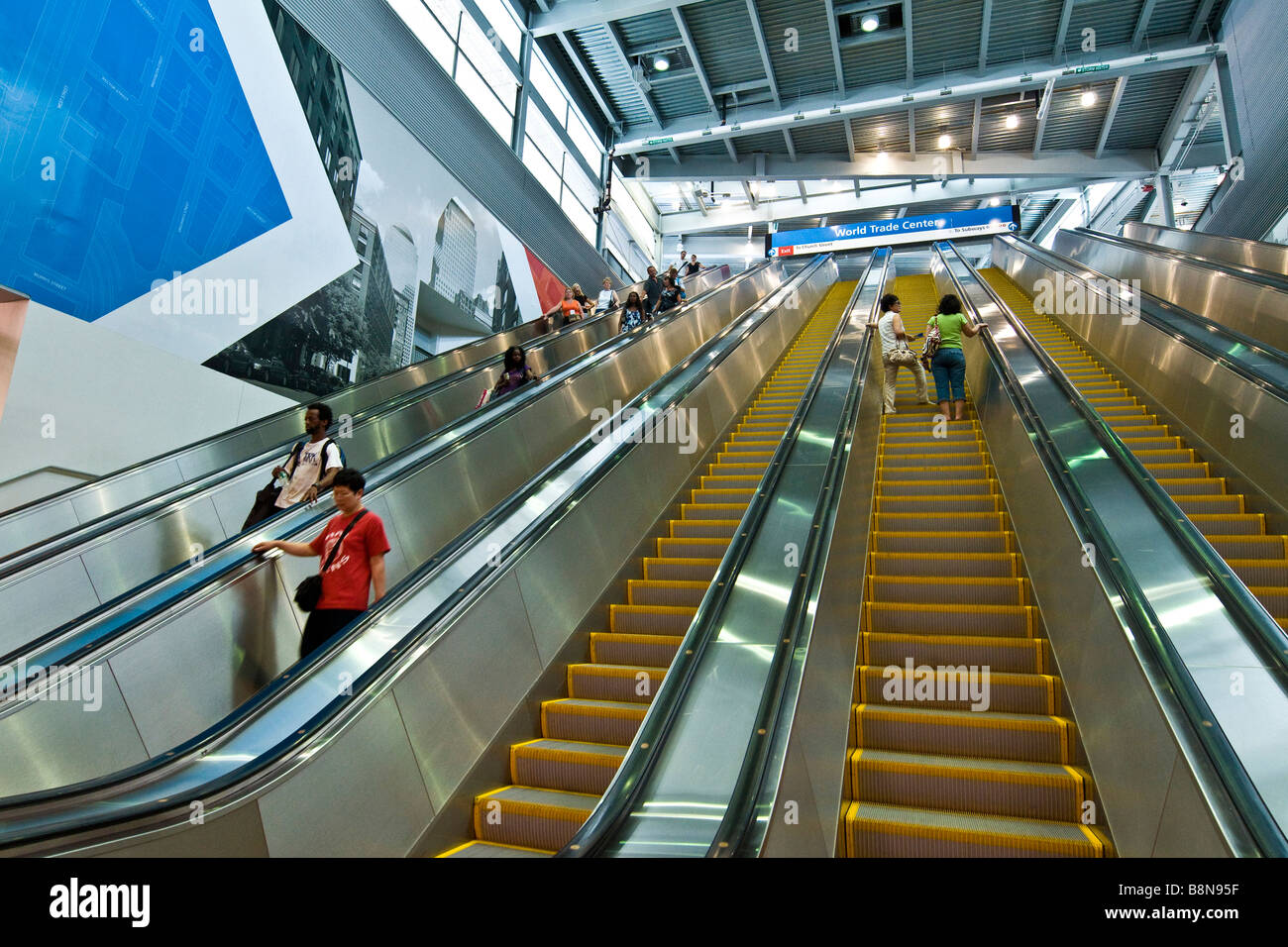 Passeggeri in sella alla scala mobile da e verso la metropolitana presso il World Trade Centre stazione della metropolitana Foto Stock