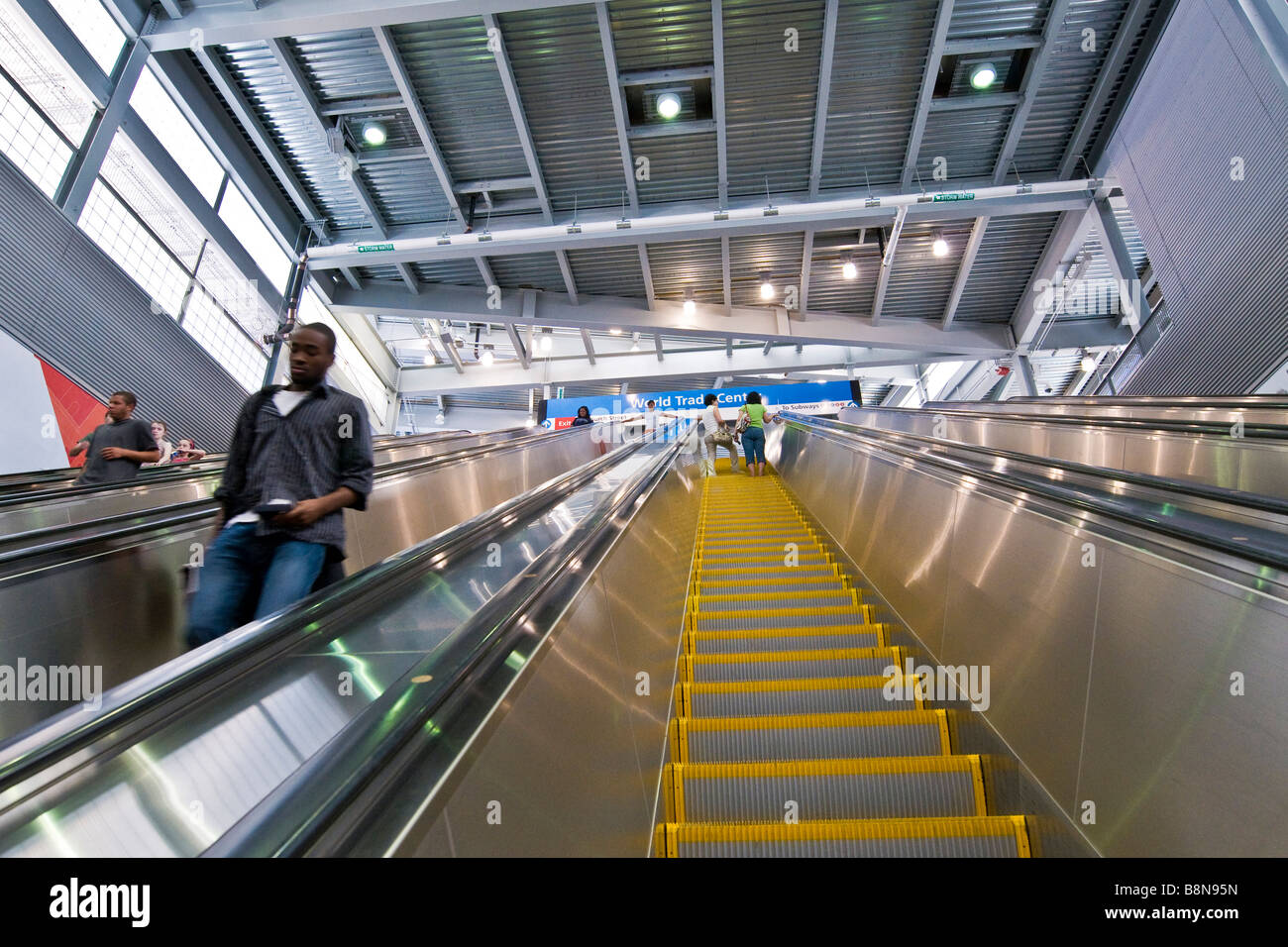 Passeggeri in sella alla scala mobile da e verso la metropolitana presso il World Trade Centre stazione della metropolitana Foto Stock