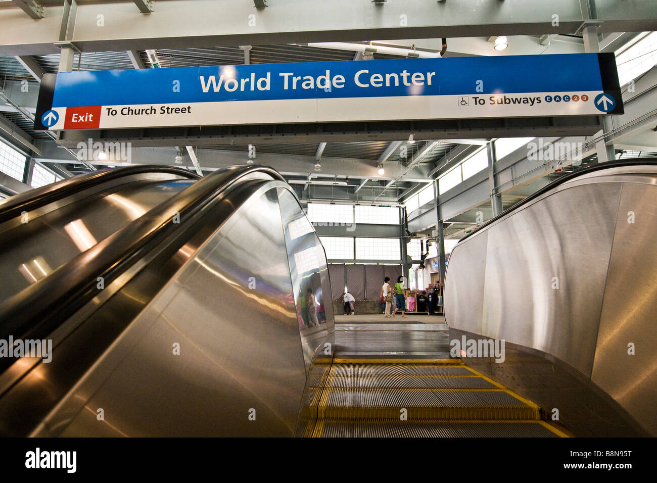 La scala mobile da e verso la metropolitana presso il World Trade Centre stazione della metropolitana Foto Stock