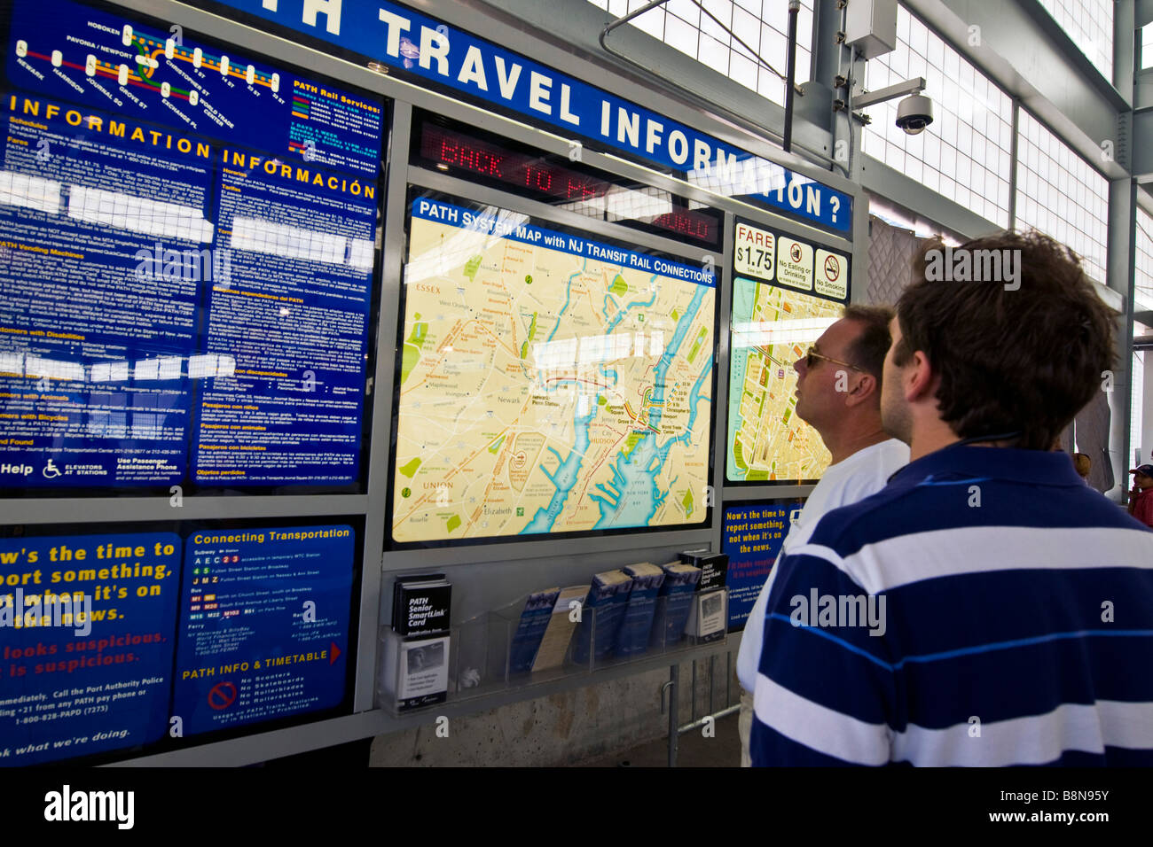 Scheda Mappa e Informazioni turistiche presso il World Trade Centre stazione della metropolitana Foto Stock