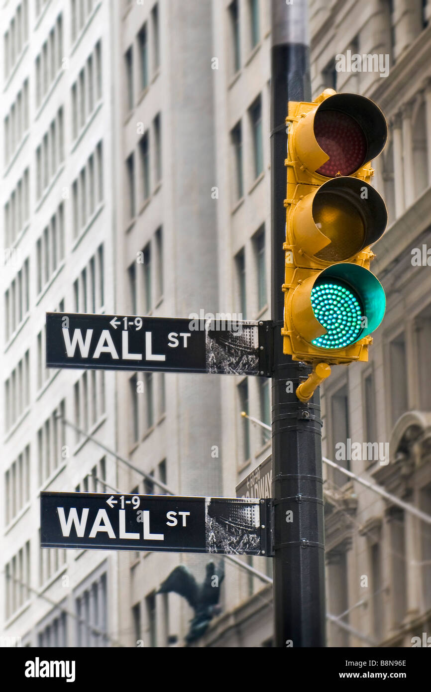 Il semaforo verde e indicazioni stradali su Wall street Manhattan Foto Stock