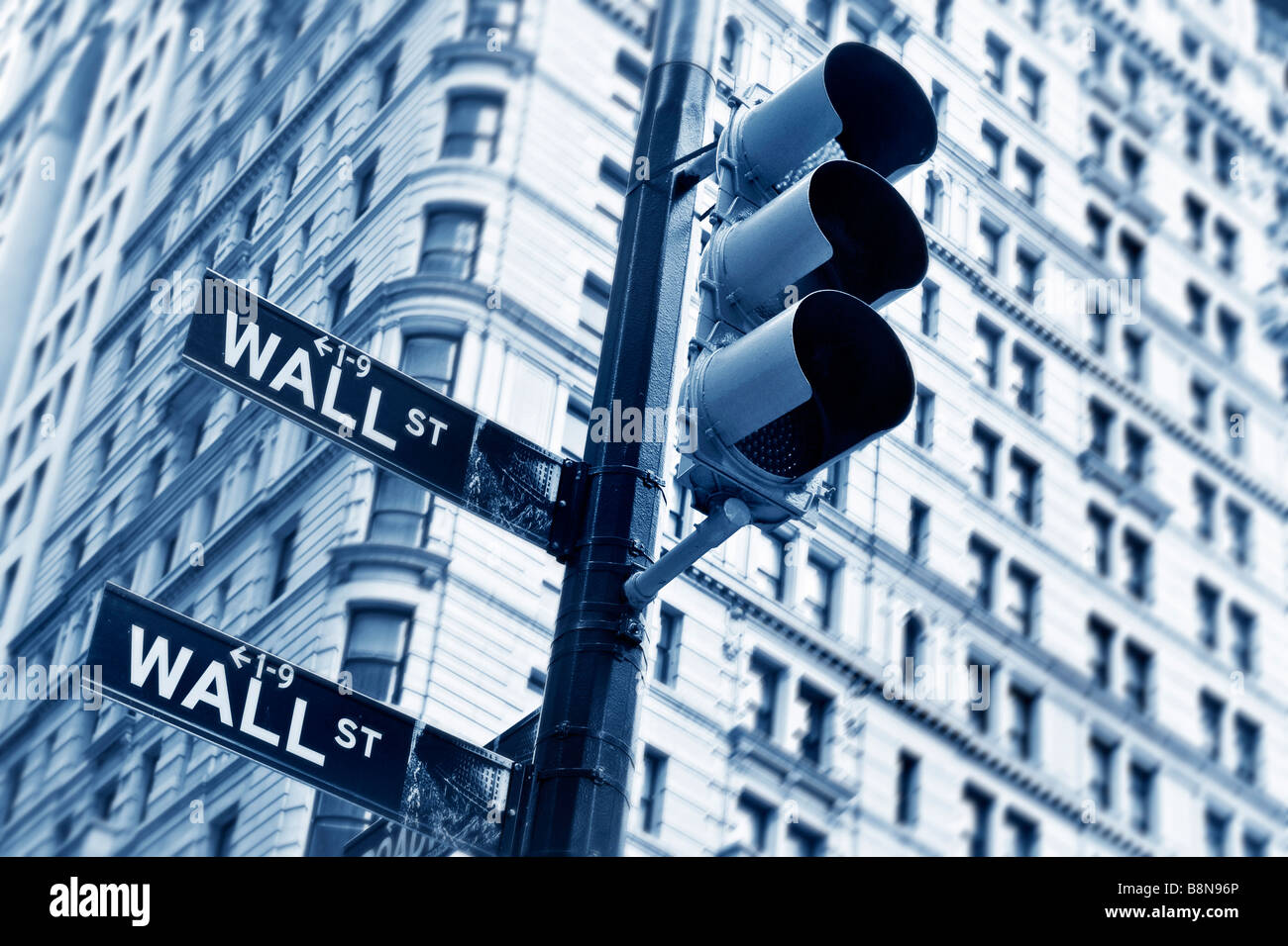 Luce di traffico e indicazioni stradali sul Wall Street Manhattan Foto Stock