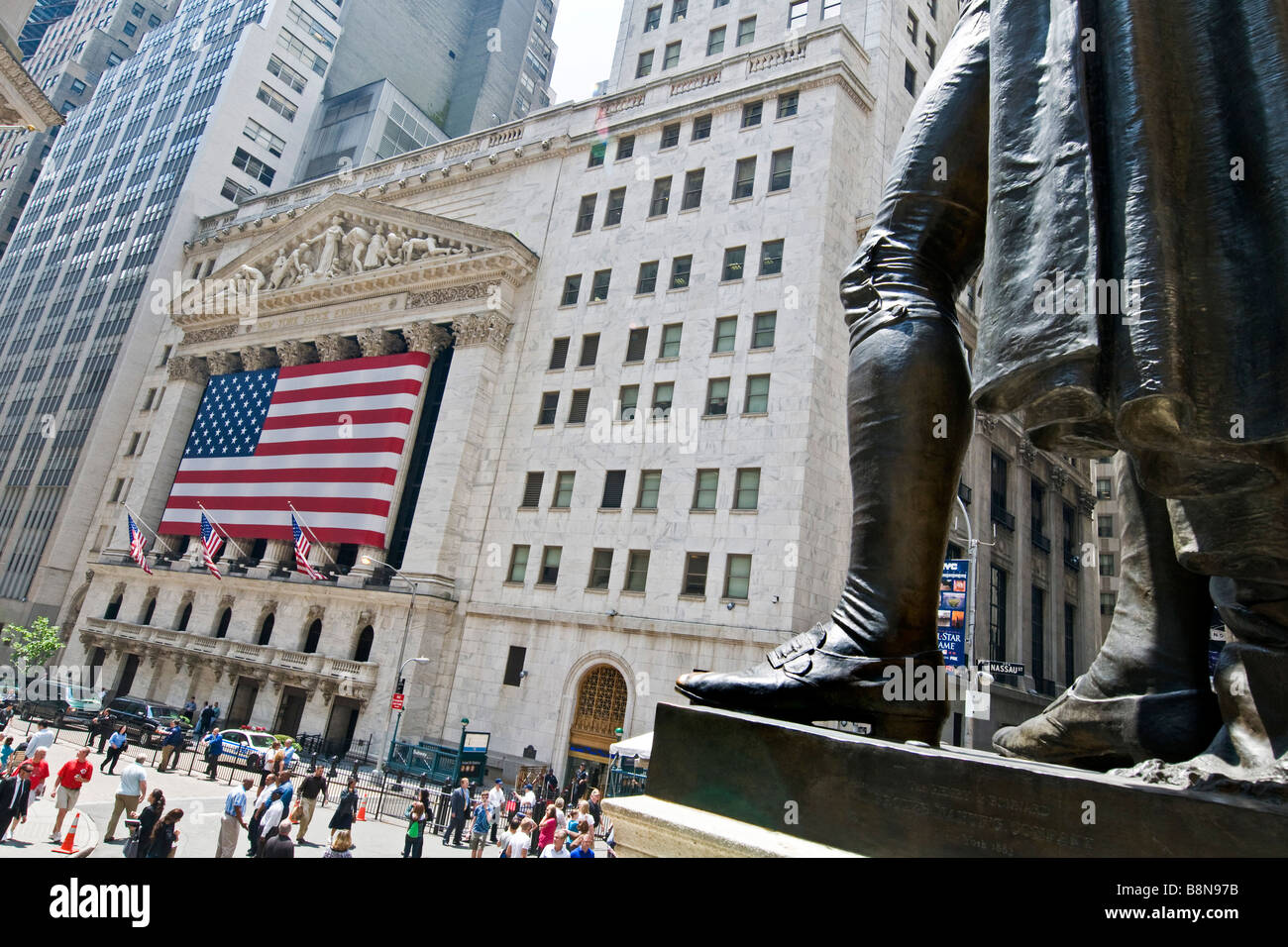 Stati Uniti bandiera sul New York Stock Exchange building visto da George Washington statua sulla, Wall Street Manhattan Foto Stock