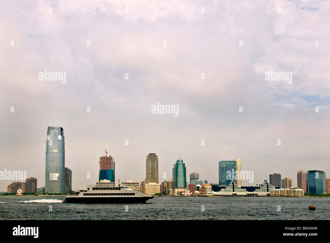 Vista di Manhattan dal New York City Harbour Foto Stock