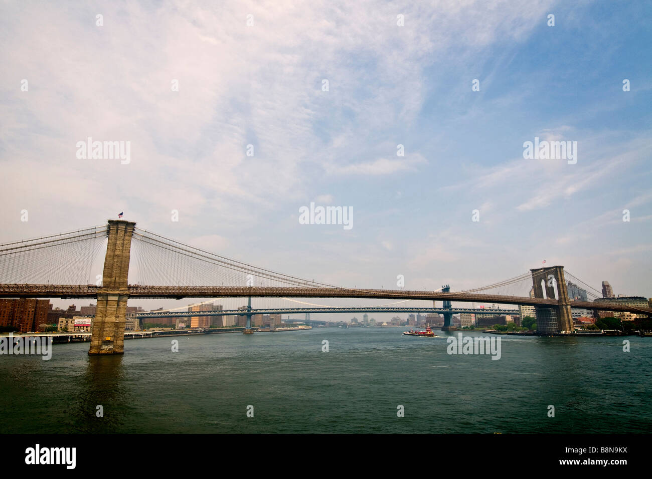 Il ponte di Brooklyn oltre l'East River Foto Stock